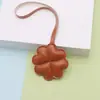 Llavero de Trébol de Cuatro Hojas de la Suerte Japonés y Coreano Colgante de Cuero Colgante Decorativo para Bolsa de Pareja Dulce Adorno Colgante para Coche Relleno de Algodón