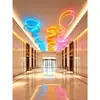 Fita de luz decorativa LED colorida em espiral iluminada, iluminação de teto moderna minimalista para hotel e clube, fita de luz iridescente, fixa.