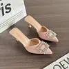 Sandalias de tacón de aguja con punta para mujer 2026 nuevo estilo de verano comercio exterior europeo y americano talla grande hebilla cuadrada pedrería puntera cerrada mules sin cordones