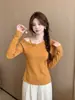 Elegante blusa de tricô ombro a ombro floral tridimensional para mulheres, estilo outono de desejo puro, suéter de tricô cruzado irregular único e requintado