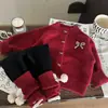 Ropa Infantil Estilo Coreano 2026 Nuevo Invierno Conjunto para Niñas: Cárdigan Rojo, Calcetines Apilados y Leggings Forrados de Polar