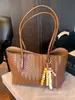 Bolsa de Tecido Grande de Grande Capacidade Estilo Retrô para Mulheres no Outono e Inverno, Versátil Bolsa de Ombro Casual Nova 2025 para Trabalho e Deslocamento Bolsa Tote