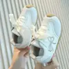 Zapatos para Niñas, Tenis Deportivos Infantiles, Nuevos Zapatos Casuales Blancos 2026, Para Niños Mayores, Malla Transpirable de Suela Suave, Zapatos de Entrenamiento Alemanes