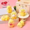 Muñeco de Peluche de Patito Amarillo Lindo de Moda Colgante Casa de Muñecas Adorno de Resina DIY 3D Colgante para Bolso de Coche Decoración