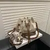 Bolso cruzado de hombro para mujer de nicho de invierno 2025, bolso tipo cubo casual, elegante, simple, tendencia de moda, bolso nuevo