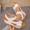 Sandalias de cuña para mujer talla grande 2026 Nuevo estilo europeo y americano caladas florales suela gruesa de una tira color liso sandalias romanas para exportación