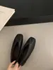 Zapatos planos retro para mujer con remaches, punta cuadrada y boca poco profunda, diseño nuevo primavera/verano 2026, casual para calzar y elegantes para ir al trabajo