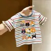 Camiseta Infantil de Algodão Puro com Listras e Estampa de Desenho Animado, Manga Curta, Estilosa e Versátil para o Verão, Estilo Coreano, Gola Redonda, Manga Meia-Manga para Bebês