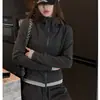 Nova coleção outono/inverno 2026: Jaqueta slim fit de mangas compridas com capuz e color block estilo americano, design feminino estilo coreano, peça de outer wear com zíper
