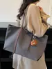 Bolsa de Lona para Mulheres, Grande Capacidade, Novo Estilo 2026, Bolsa de Ombro Versátil Casual, Bolsa Tote Muito Estilosa para Estudantes que Vão para a Aula