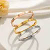 Pulseira versátil de trevo de quatro folhas cravejada de diamantes, europeia e americana, design de nicho simples e estiloso, pulseira versátil feminina de aço inoxidável