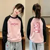 Camiseta de manga larga para niños con diseño de patchwork, nuevo estilo 2026, capa interior de forro polar cepillado para niñas, top de cuello redondo