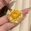 Colgante Estéreo Flor de Peonía Grabado en Arena Dorada Antigua Mismo Estilo Tienda de Oro Latón Chapado en Oro Cadena para Suéter de Mujer Cepillada