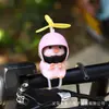 Adorno de Hucha de Coche Eléctrico Famoso en Internet Llevando un Casco, Linda Decoración de Coche, Suministro Exclusivo Transfronterizo para Motocicleta y Bicicleta