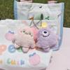 Colgante de monstruo de peluche de dibujos animados, lindo monstruo de tres ojos, bolso de estudiante de ojos grandes, muñeca, máquina, muñeca, venta al por mayor