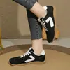 Zapatillas deportivas casual versátiles de entrenamiento estilo alemán para mujer, talla grande, para primavera y otoño, nuevas, de punta redonda, suela plana, casual y a la moda, para uso en exteriores