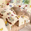 Juego de Cuatro Piezas de Leche Polar de Invierno con Funda Nórdica de Polar Añadida Juego de Tres Piezas para Dormitorio Infantil Sábana Cálida Ropa de Cama de Coral