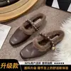 Chinelos peludos com estampa de leopardo estilo francês para mulheres, novo modelo outono e inverno 2026, tamancos fechados adornados com corrente, sapatos de algodão pelúcia