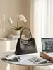 Couro Bovino de Primeira Camada 2026 Novo Modelo Fivela de Fecho Simples de Alto Valor Bolsa Pequena Moda Feminina Bolsa Transversal Bolsa de Mão Tendência