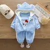 2026 Nuevo Conjunto de Ropa de Otoño/Invierno para Niñas Elegante Conjunto para Bebés y Niños Más Terciopelo Ropa de Gatito Conjunto de Tres Piezas de Otoño/Invierno Moderno