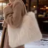 Bolsa Peluda Suave Peluche Versátil 2025 Nueva Moda Hombro Único Textura Elegante Portátil Bolso de Mano Piel Alta Apariencia