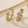 Aogu, una marca popular transfronteriza, ofrece una nueva colección de aretes de cobre de nicho de alta gama, chapados en oro de 18 quilates y adornados con circonita cúbica, con un pequeño diseño floral, perfectos para mujeres y fáciles de combinar con cualquier atuendo.