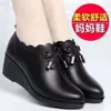 Sapatos femininos de sola macia e corte profundo, novo modelo de outono 06, salto plataforma, sapatos para mães de meia-idade, sapatos femininos de couro, sapatos confortáveis para mulheres de meia-idade e idosas