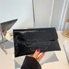Bolsa de Festa Texturizada de Cor Sólida para Mulheres, Fashion e Casual, Grande Capacidade, 2026 Elegante e Única Carteira de Moedas Bolsa Envelope