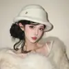 Elegante Chapéu Branco Estilo Francês para Mulheres, Nobre e Gracioso, Faz o Rosto Parecer Menor, Chapéu Pescador, Chapéu de Tricô Bucket para Outono e Inverno