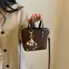 Bolso Cubo Un Hombro Simple 2026 Elegante Verano de Mano para Mujer Coreano Versátil Bolso Cruzado Viaje Nuevo Pequeña Capacidad Hombro