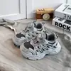Tênis Modernos Infantis Versáteis Estilo Dad Shoes Novo Modelo Primavera/Outono 2026 Fechamento com Botão Giratório Malha Respirável Tênis Esportivo para Meninos e Meninas