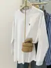 Camiseta Bordada de Manga Longa para Mulheres em Estilo Coreano Solto, Camisa para Camadas, Design de Costura, Top