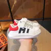 Zapatillas infantiles 2024 primavera y otoño nuevo estilo zapatillas casuales versátiles para niñas para niños mayores suela blanda zapatos blancos para niños modernos