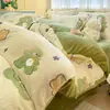 Juego de ropa de cama de cuatro piezas de coral de leche de grado A, funda de edredón de invierno con forro polar, juego de cuatro piezas de franela engrosada tamaño individual/king