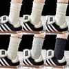 Calcetines largos a rayas y de lunares, modernos, dulces y lindos, para estudiantes, estilo coreano, perfectos para otoño e invierno, con etiqueta de tela y longitud hasta la mitad de la pantorrilla.