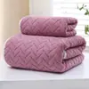 Conjunto de duas peças de toalha de banho em fleece de coral, absorvente, macia, de secagem rápida, para uso doméstico de adultos, toalha de banho grande, atacado de fábrica e personalização
