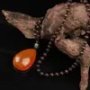 Directo de fábrica otoño e invierno popular estilo étnico cuentas de madera segunda generación material viejo colgante de cera de abeja popular cadena larga para suéter collar