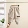 Versión coreana de los nuevos pantalones de invierno para niños, forrados de forro polar, con flores tridimensionales, cálidos y cómodos, pantalones casuales, venta al por mayor de fabricantes
