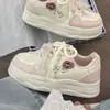 Tênis Brancos de Gatinho Fofo para Mulheres 2026 Novos Versáteis de Nicho Sapatos Esportivos Planos para Estudantes Leves Casuais Mocas