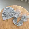 Conjunto de Chapéu e Meias para Bebê Menina - Celebração do Primeiro Mês, Flor com Laço, Proteção da Moleira