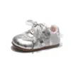 Nueva colección de primavera y otoño de zapatillas de cuero para niños: modernos, versátiles, con suelas suaves y características antideslizantes, adecuados para niñas, y diseñados para correr y aprender a caminar