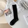 ¡Calcetines Versátiles para Pantorrilla! Calcetines de becerro de color puro esenciales para las novedades de principios de otoño. Los calcetines coreanos de alta calidad para mujer son esenciales para empezar la escuela