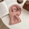 Novo Estilo de Lenço para Mulheres, Estilo Maillard Outono e Inverno Estilo Coreano Lenço de Moda Bordado, Lenço Quente para Estudantes Fabricante Atacado
