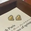 Brincos de Coração Escovados com Zircônia Estilo Retro Luxo Leve para Mulheres, Brincos de Temperamento de Alta Qualidade, Joias de Orelha com Microincrustação em Forma de Coração Atacado