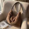 Bolso de Mano de Felpa de Alta Gama de Moda 2026 Transfronterizo, Bolso Tote Esponjoso Versátil Elegante para el Trabajo