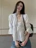 Blusa blanca otoñal, elegante y estilosa, con corte holgado, diseño versátil y un escote en V suave de inspiración francesa y mangas tres cuartos.