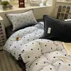 Juego de ropa de cama de cuatro piezas de terciopelo de leche, nuevo estilo 2026, diseño de lunares, juego de sábana y funda de edredón de vellón de coral para invierno