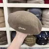 Boina de Lana Cálida Versátil para Otoño e Invierno para Mujer con Bordado de Letras de Nicho, Sombrero de Calabaza de Lana para Reducir la Edad y Adelgazar, Celebridad de Internet