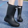 Botas de Chuva e Sapatos Aquáticos de Novo Estilo Transfronteiriços para Mulheres, Impermeáveis, Antiderrapantes, Modernos e Populares, Sapatos de Chuva Leves para Mulheres, Sapatos de Borracha para Adultos