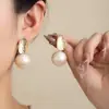 Pendientes Colgantes de Perlas Redondas Aguja de Plata Moda Retro Francesa Exquisitos Pendientes de Botón Simples Personalidad Temperamento Pendientes Atmosféricos